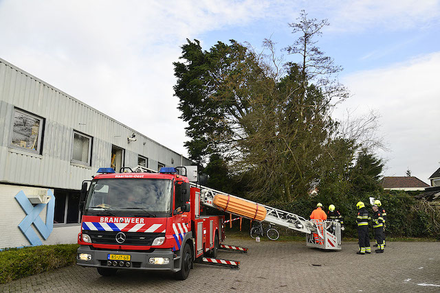 2021/46/20210311-16u08 GB 004 Stormschade Stevinstraat.jpg